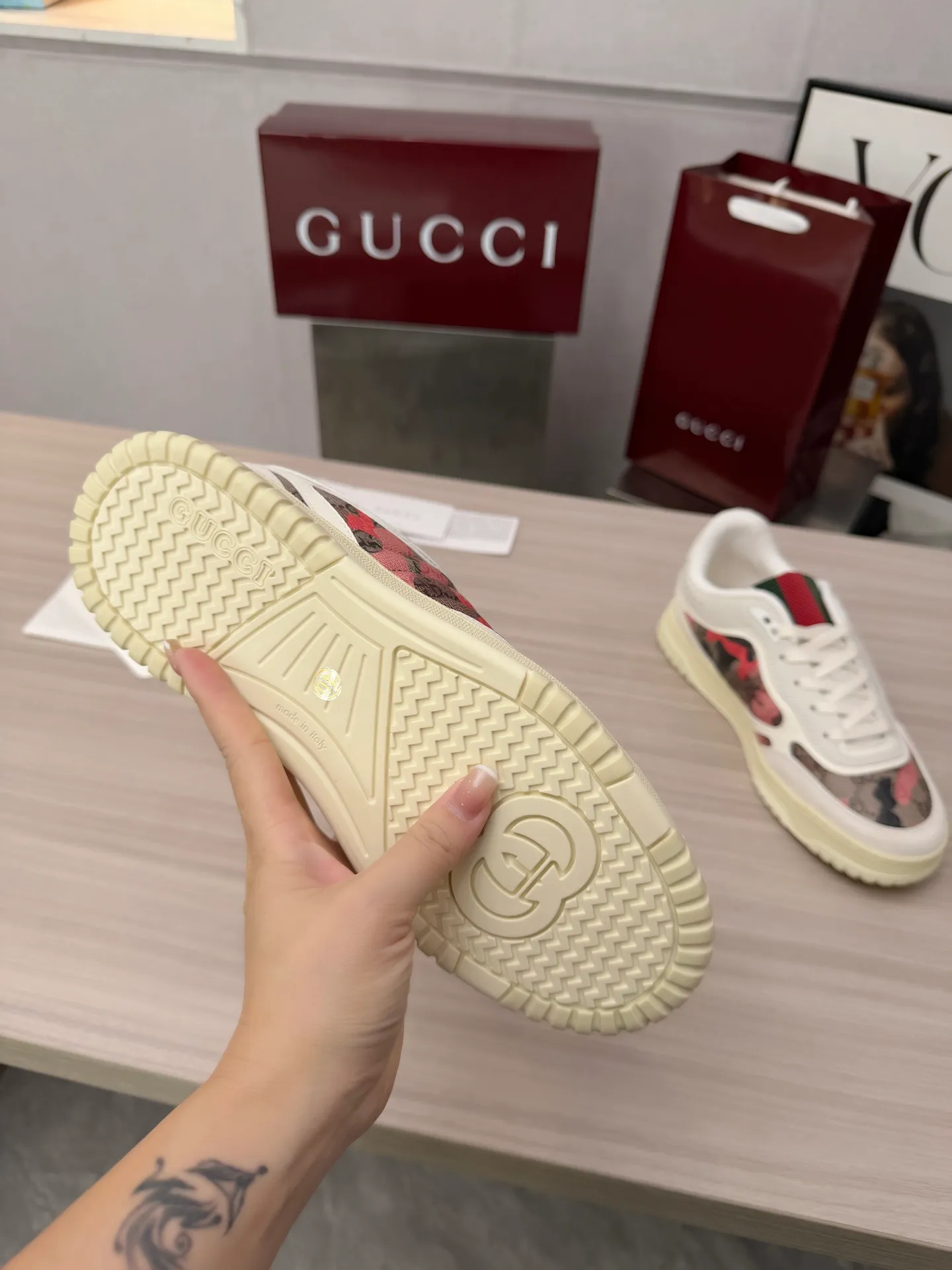 [G Home] P: 600💰 Men's Size: Men's 39-44 (45 custom-made) 🆕2025.GUCC Gucci original order quality The latest popular high and low top distressed couple sneakers series are shipped. Original purchase, development and production. This high and low top sneakers adopt a basketball-style silhouette design, cleverly integrated with hollow panels and distressed effects, showing unique ingenuity. The ingenuity incorporates brand logo details such as interlocking Double G styling accessories and Gucci lettering, a low-key tribute to the brand's design heritage. Exquisite packaging at the delivery counter 🛍📦 ▪️ Fabric: Original customized imported first-layer cowhide ▪️ Inner lining: Imported first-layer cowhide ▪️ Sole: Original molded two-color TPU sole ▪️ Sole thickness: 3cm